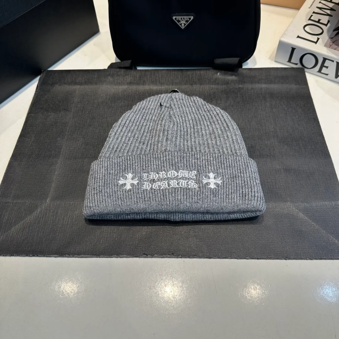 P46 Crow Heart Autumn and Winter Wool Knitted Beanie This must be a favorite of minimalism. It is clean, neat, fashionable and versatile, and will definitely not be picky about your face shape! A fashionable classic that lasts forever! Fashionable black and white can be purchased together!